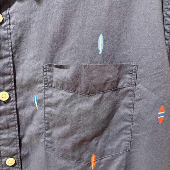 American Eagle Men's seriously soft Button-Up Short-Sleeve Surfboard Shirt - Picture 3 of 10